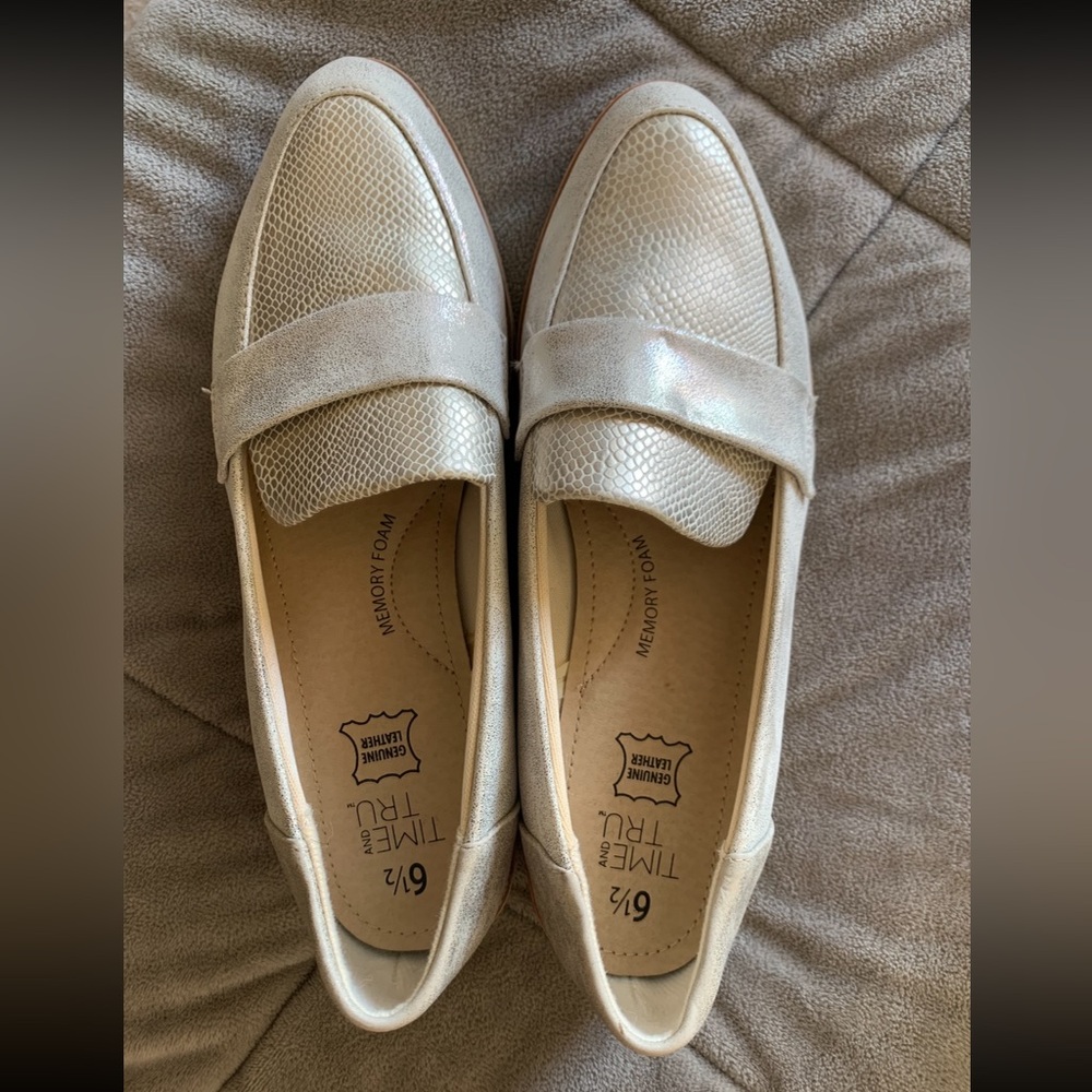 Time and Tru Women's Cream Silver Shimmer Snakeskin Pattern Loafers SIZE 6.5
